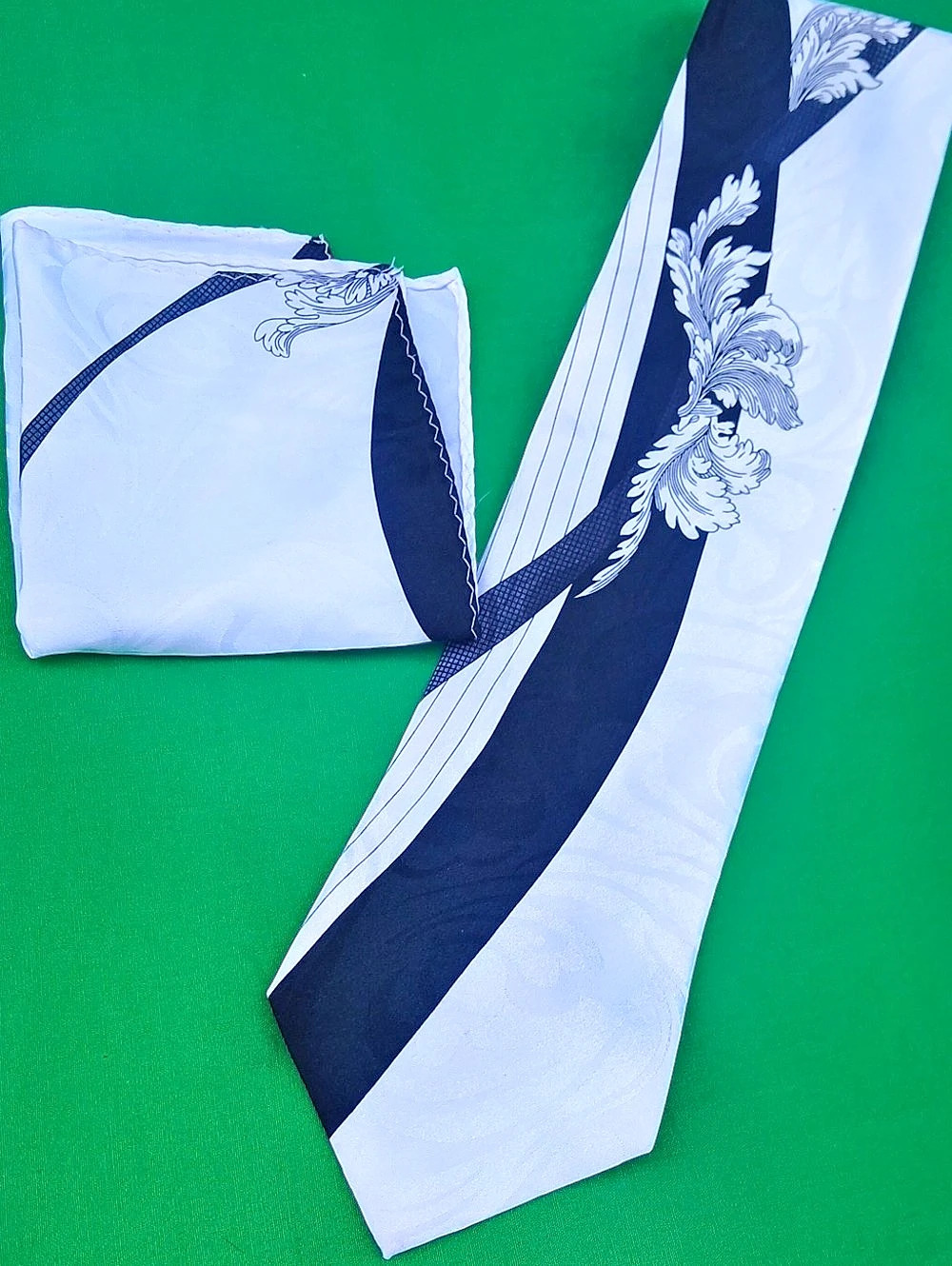 Romario Manzini Abstract White & Black Tie Set
